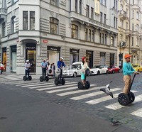 Mereka naik kendaraan tersebut berkeliling di kawasan Parizka, pusat kota Praha.