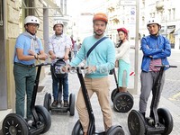 Jalan-jalan naik Segway menjadi bagian dari pengambilan adegan yang menggambarkan kekompakan geng Aagaban.