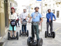Tatjana, Abimana, Ge, dan Arifin berpose sambil naik segway.