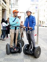 Asyiknya Bintang 'Negeri van Oranje' Naik Segway di Praha