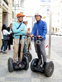 Chicco dan Arifin di tengah-tengah syuting film 'Negeri van Oranje' di Praha.