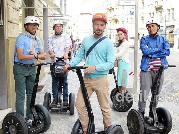 Asyiknya Bintang 'Negeri van Oranje' Naik Segway di Praha Asyiknya Bintang 'Negeri van Oranje' Naik Segway di Praha