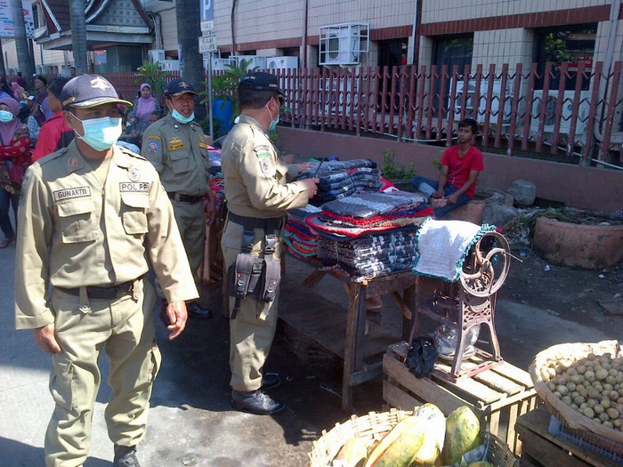Pedagang Nekat Buka Lapak dan Jualan di Depan Pasar Johar yang Terbakar