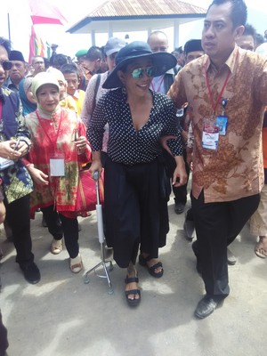 Jatuh dari Speedboat dan Terkilir, Susi Pakai Kruk saat Berdinas di Sulsel
