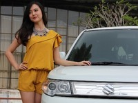 Sebagai mahasiswi, mobil kecil dan hemat BBM sangat cocok