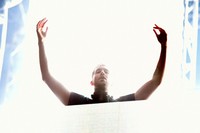 Bawakan hits-hits teranyarnya, Calvin Harris ajak para penonton berdansa. Kevin Winter/Getty Images/detikFoto.