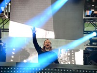 Tak mau kalah dengan Calvin Harris, David Guetta tampil lebih meriah. Kevin Winter/Getty Images/detikFoto.