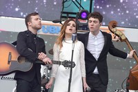 Band pop rock Echosmith juga ikut meramaikan acara. Kevin Winter/Getty Images/detikFoto.