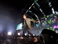 Lagu 'Boyfriend', 'Beauty And a Beat', dan 'All That Matters', membuka penampilan dari Justin Bieber. Kevin Winter/Getty Images/detikFoto.