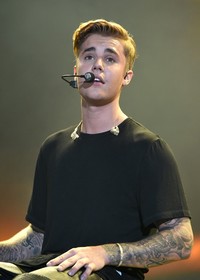 'Hot Tight', 'As Long As You Love Me', dan 'Where Are U Now' juga sempat dibawakan olehnya. Kevin Winter/Getty Images/detikFoto.     