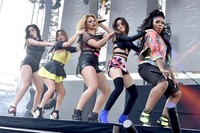 Kompak tampil seksi, Fifth Harmony jadi sorotan di panggung. Kevin Winter/Getty Images/detikFoto.