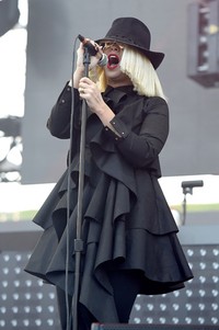 Pelantun 'Chandelier ' Sia tampil dengan gaya gotiknya yang khas. Kevin Winter/Getty Images/detikFoto.