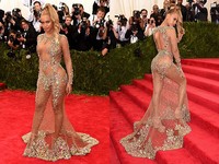Beyonce super vulgar dibalut busana transparan yang dihiasi dengan payet-payet di Met Gala 2015. Larry Busacca/Getty Images/detikFoto; Dimitrios Kambouris/Getty Images/detikFoto.