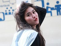 Syahnaz centil sambil memonyongkan bibirnya saat berpose di depan kamera. Pool/Gus Mun/detikFoto.