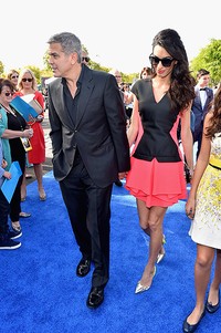 Tiba di lokasi acara, pasangan George Clooney dan Amal langsung menjadi pusat perhatian. acaraAlberto E. Rodriguez/Getty Images/detikFoto.