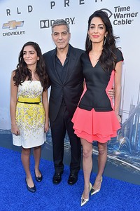 George berpose bersama Mia dan Amal Alamuddin. Alberto E. Rodriguez/Getty Images for Disney/detikFoto.