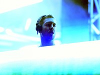 Bawakan lagu-lagu hits-nya, Calvin Harris ajak penonton berdansa. Kevin Winter/Getty Images/detikFoto.