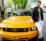 So Cool... Pose Chicco Jerikho di Ford Mustang Kuning