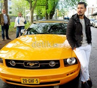 Pose cool Chicco di Ford Mustang berwarna kuning.