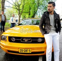 Aktor 30 tahun itu mengendarai mobil tersebut melintasi kawasan Den Haag dan pantai di Scheveningen.