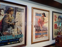 Poster-poster film lawas hingga berbagai karya seni koleksi George Lucas juga dipajang di kantor Lucasfilm.