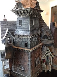 Ini adalah miniatur rumah Count Olaf yang properti dalam film 'Lemony Snicket' (2004) karya sutradara Brad Siberling.