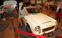 Model beraksi dengan mobil Datsun tahun 1960-an yang dipajang di Ji Expo.  Perayaan hari jadi Datsun tidak hanya dilakukan di Jakarta, tapi juga di seluruh Indonesia. Kampanye program tematik ulang tahun Datsun akan dilakukan melalui kegiatan showroom event di dealer-dealer Datsun di seluruh Indonesia. Ist/Nissan.