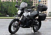Secara tampilan motor listrik Zero model Polisi ini cukup gagah. Anda lihat saja langsung, ada beberapa box dibagian belakang yang bisa menyimpan berbagai barang bawaan.