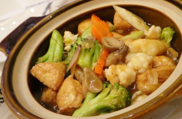 Tong House: Sedap Gurih Tofu Seafood Clay Pot dan Bubur 