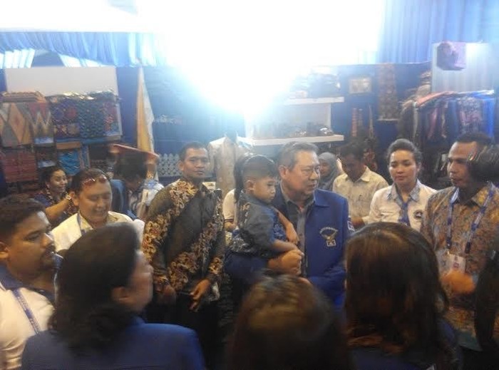 Saat SBY Sempatkan Gendong Cucu di Sela Kongres PD