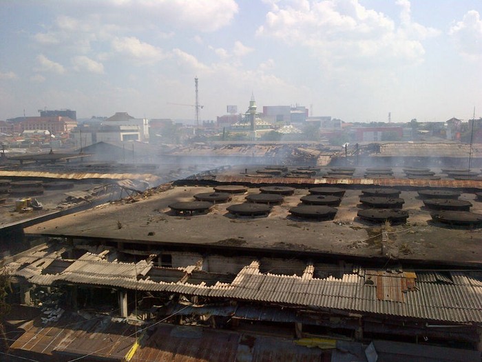 Seorang Pemuda Terjatuh dari Lantai 2 saat Bantu Pemadaman Pasar Johar