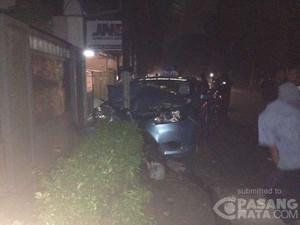 Hindari Motor Menyalip, Taksi Ringsek Tabrak Tiang Listrik di Bintaro