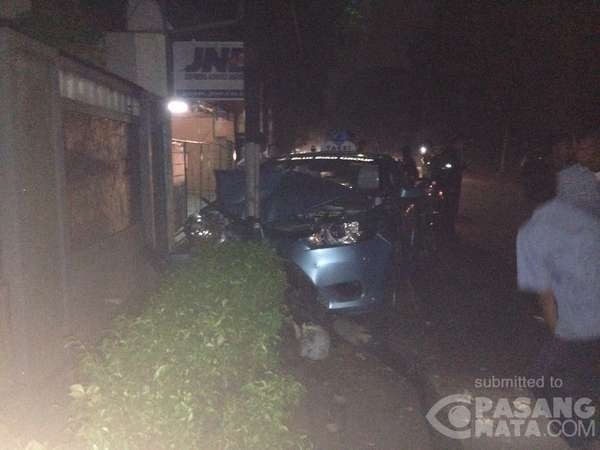 Hindari Motor Menyalip, Taksi Ringsek Tabrak Tiang Listrik di Bintaro