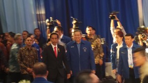 Jokowi-SBY Berdampingan Masuk Arena Kongres PD, Ribuan Kader Tepuk Tangan