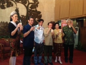 Segar! Putri Indonesia Lingkungan Hidup Ajak Pejabat Kemenhut Minum Jamu