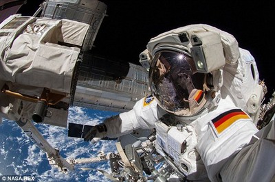 Keren, Selfie Dramatis Para Astronaut di Luar Angkasa