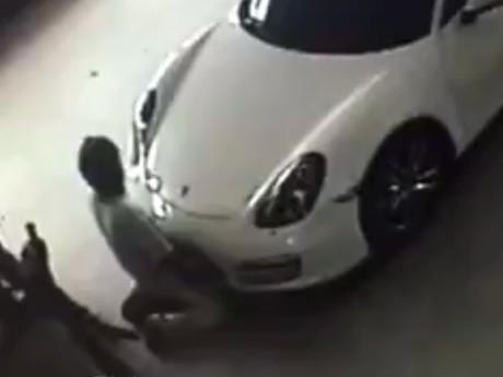 Ya Ampun, Pria Ini Kepergok Bercinta dengan Porsche