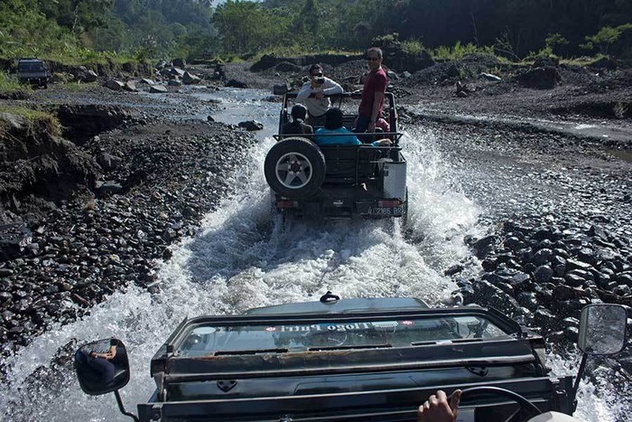 Menegangkan! Mendaki Merapi Naik Jeep Offroad