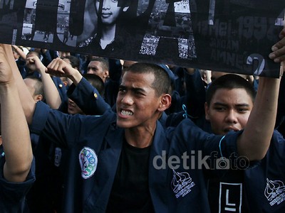 Mahasiswa Trisakti Demo Di Depan Istana Negara