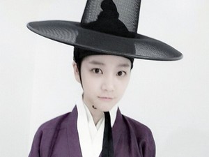 Lee Yoo Bi Jadi Cowok di Scholar Who Walks the Night