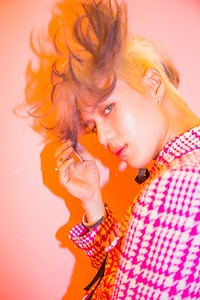 Taemin tampil dalam balutan busana shocking pink dengan motif houndstooth putih. (SMTOWN)
