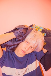 Jonghyun tampil dengan lensa kontak beda warna di mata kanan dan kirinya. (SMTOWN)