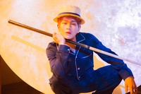 Onew tampak seperti seorang pengemudi Gondola yang membawa tongkat. (SMTOWN)