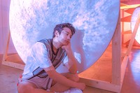 Minho duduk melamun. (SMTOWN)