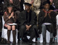 Kanye West mendapatkan gelar doktor kehormatan di The School of the Art Institute of Chicago. REUTERS/Jim Young/detikFoto.