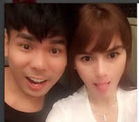 Mantan make up artis itu tak jarang mem-posting fotonya bersama cewek cantik seperti ini. Instagram@obieabbas