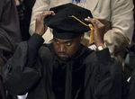 Kanye West Raih Gelar Doktor
