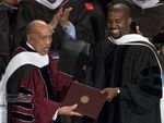 Kanye West Raih Gelar Doktor