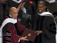 Presiden Art Institute of Chicago, Walter Massey menyerahkan secara langsung gelar tersebut kepada Kanye. REUTERS/Jim Young/detikFoto.