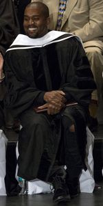 Kanye West Raih Gelar Doktor